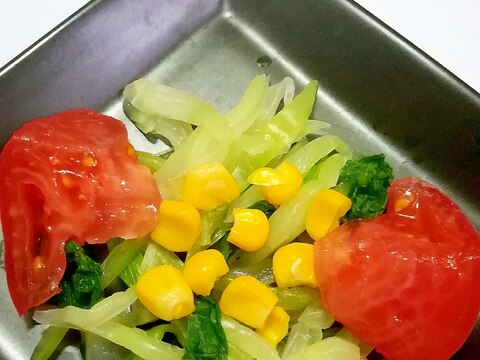 チンゲン菜とコーンとトマトの彩りサラダ